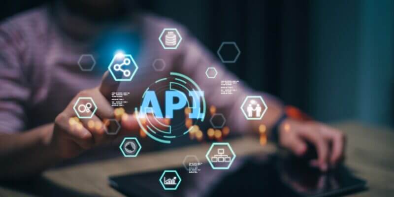 Scratchでリアルタイムデータを取得し、APIを活用してデータを表示する活用例を示す画像。
