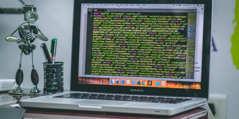 パソコンでAPIを活用し、コードをリアルタイムに実行している様子を示した画像。プログラミング作業の説明用。
