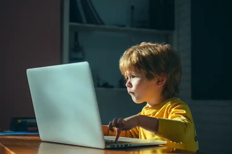 Scratchで遊ぶ!ジャグラー風ゲームの楽しんでいる男の子