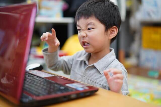 scratch 3d 作り方で分からなくて難しい顔をしている男の子