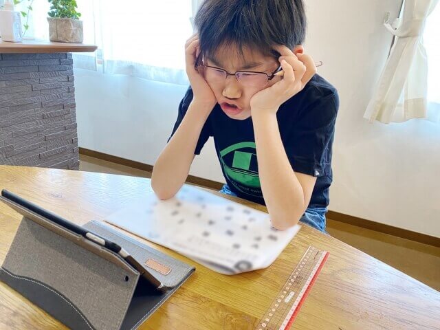 Scratch AddonsはiOSで使える?迷っている様子の男の子